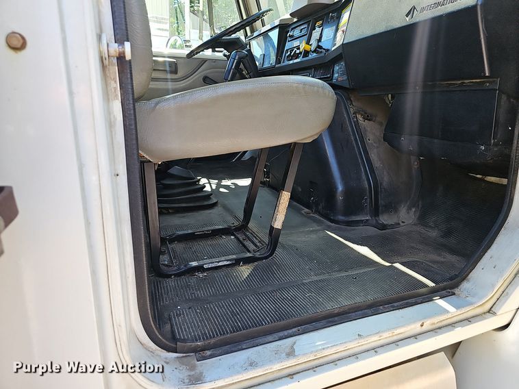 image for item EJ5653 2000 International  2674 truck cab and chassis