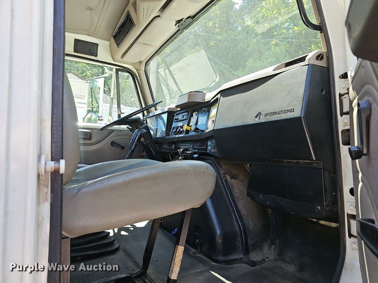 image for item EJ5653 2000 International  2674 truck cab and chassis