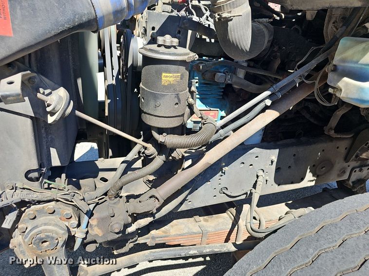 image for item EJ5653 2000 International  2674 truck cab and chassis