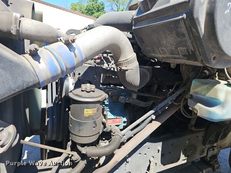 image for item EJ5653 2000 International  2674 truck cab and chassis