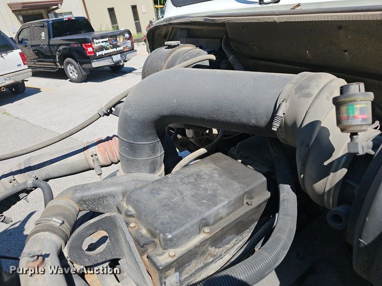 image for item EJ5653 2000 International  2674 truck cab and chassis