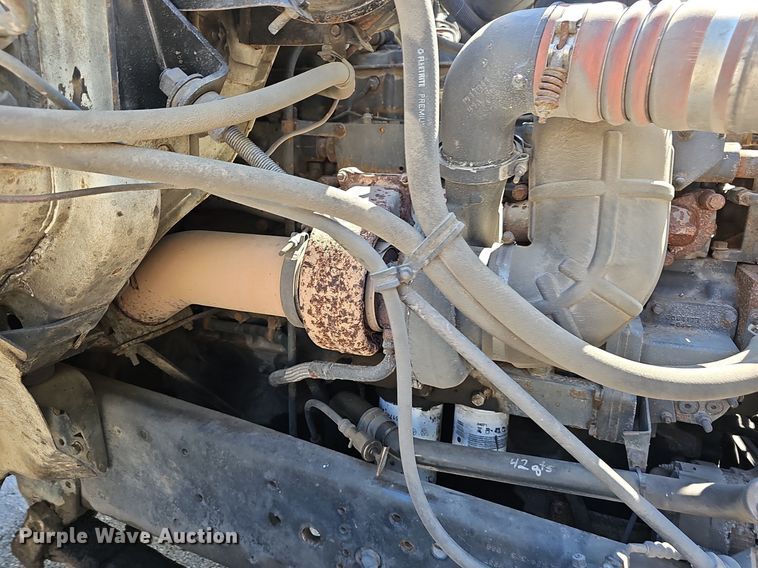 image for item EJ5653 2000 International  2674 truck cab and chassis