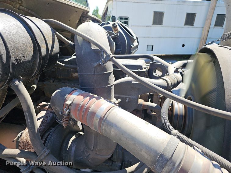 image for item EJ5653 2000 International  2674 truck cab and chassis