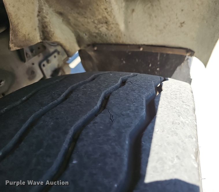 image for item EJ5653 2000 International  2674 truck cab and chassis