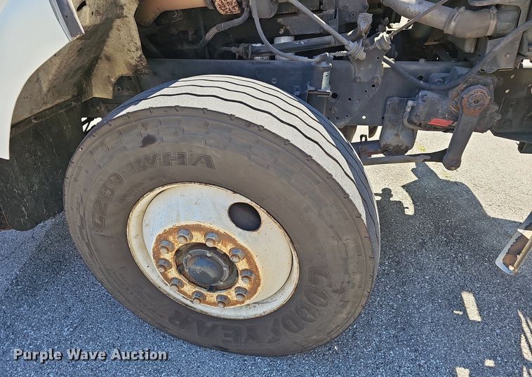 image for item EJ5653 2000 International  2674 truck cab and chassis