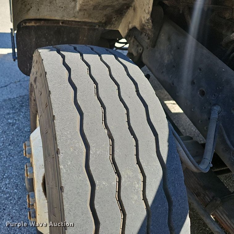 image for item EJ5653 2000 International  2674 truck cab and chassis