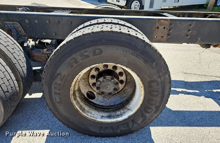 image for item EJ5653 2000 International  2674 truck cab and chassis