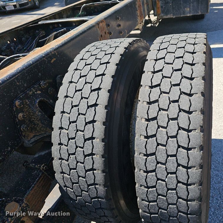 image for item EJ5653 2000 International  2674 truck cab and chassis