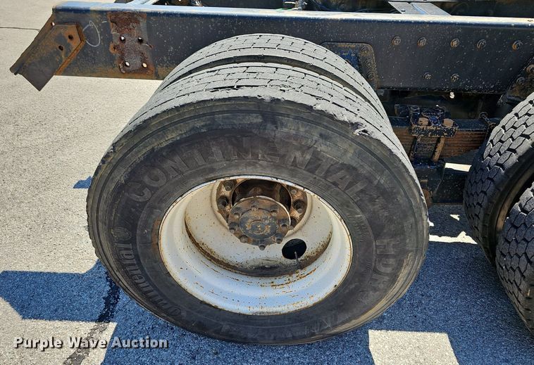 image for item EJ5653 2000 International  2674 truck cab and chassis