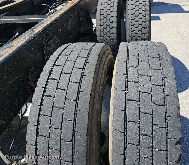 image for item EJ5653 2000 International  2674 truck cab and chassis