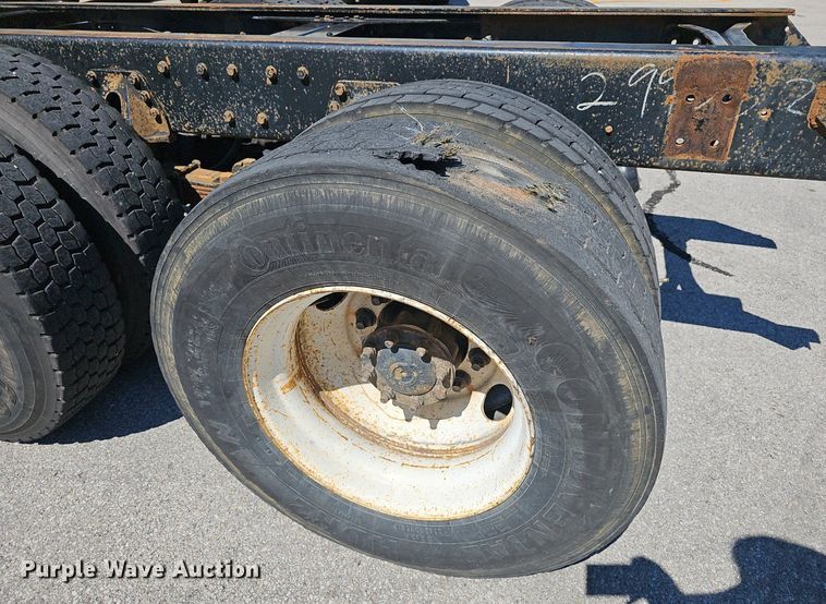 image for item EJ5653 2000 International  2674 truck cab and chassis