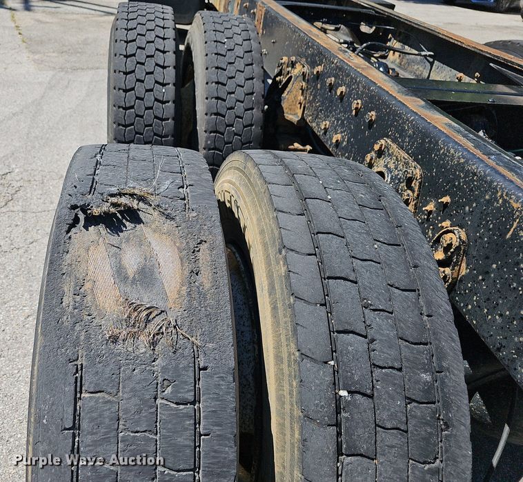 image for item EJ5653 2000 International  2674 truck cab and chassis