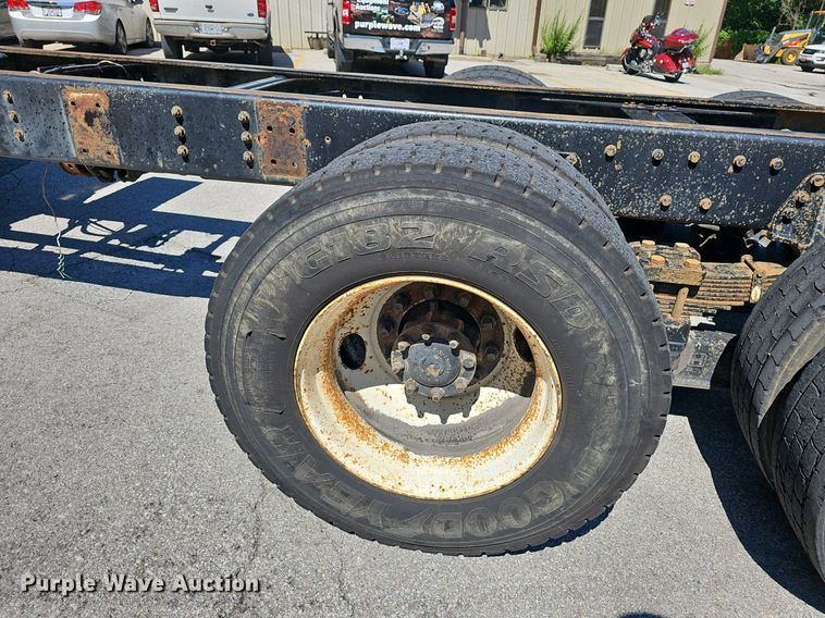 image for item EJ5653 2000 International  2674 truck cab and chassis