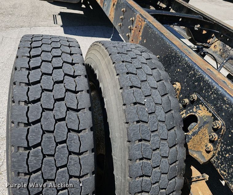 image for item EJ5653 2000 International  2674 truck cab and chassis