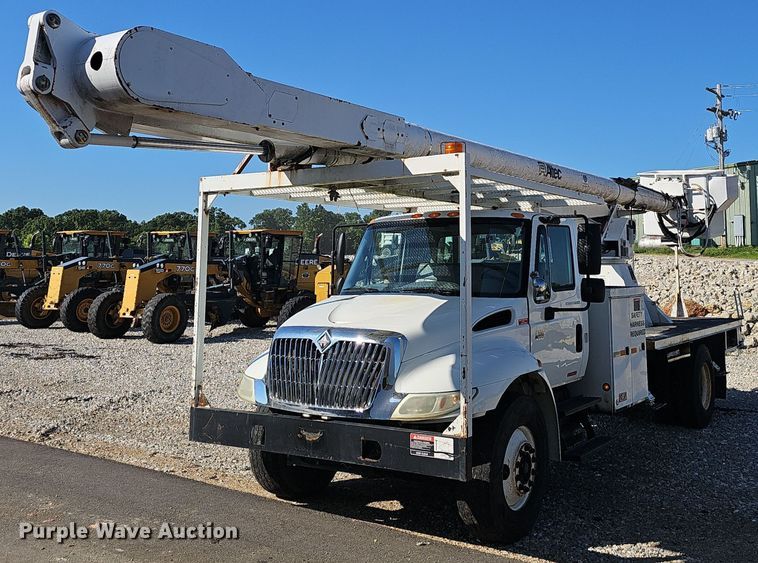 image for item EJ5665 2004 International  4300 bucket truck