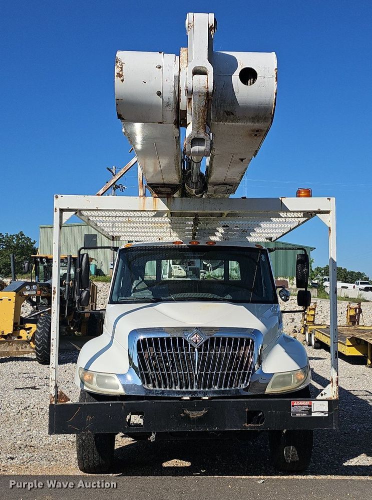 image for item EJ5665 2004 International  4300 bucket truck