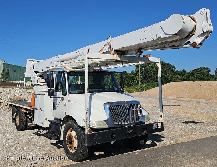 image for item EJ5665 2004 International  4300 bucket truck