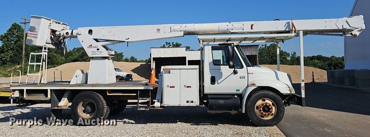 image for item EJ5665 2004 International  4300 bucket truck