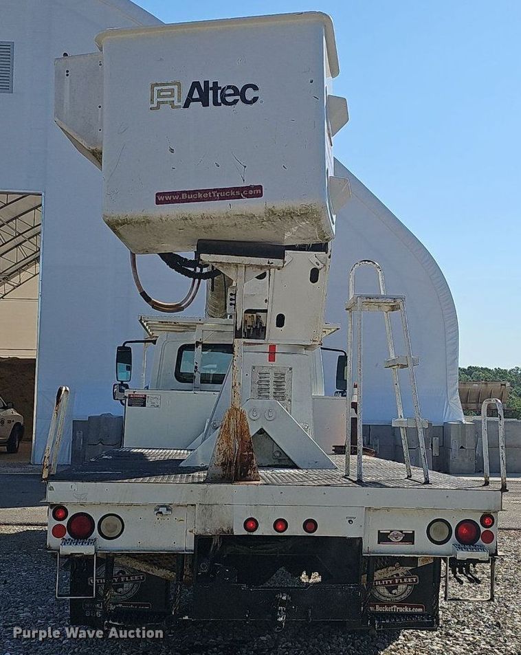 image for item EJ5665 2004 International  4300 bucket truck