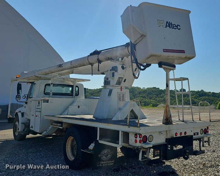 image for item EJ5665 2004 International  4300 bucket truck