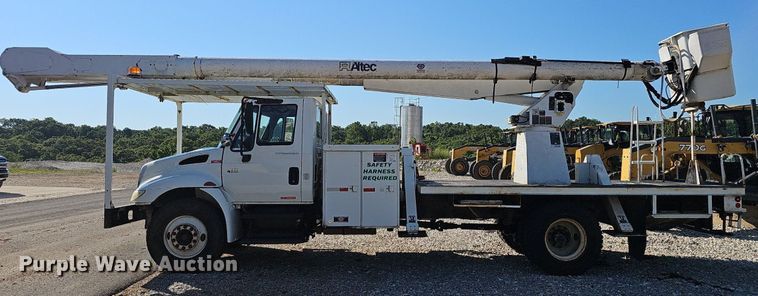 image for item EJ5665 2004 International  4300 bucket truck