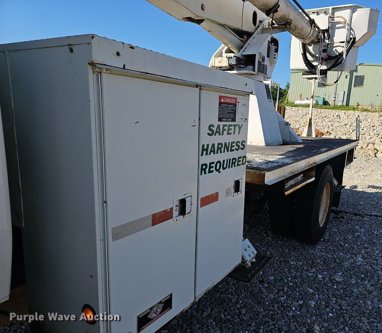 image for item EJ5665 2004 International  4300 bucket truck