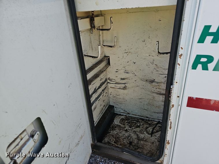 image for item EJ5665 2004 International  4300 bucket truck