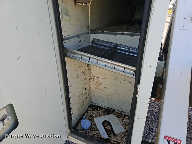 image for item EJ5665 2004 International  4300 bucket truck