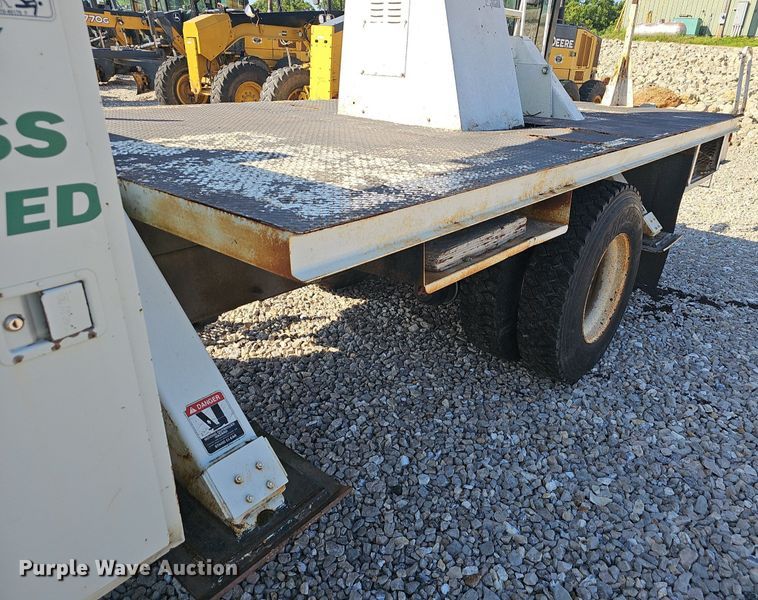 image for item EJ5665 2004 International  4300 bucket truck