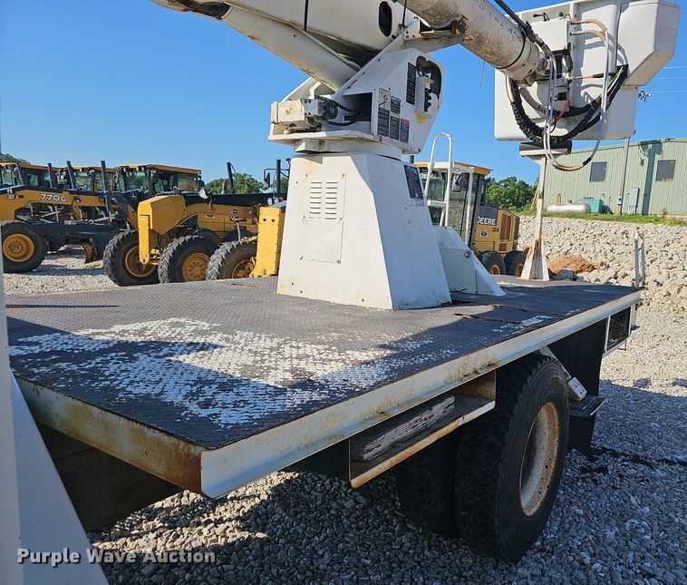 image for item EJ5665 2004 International  4300 bucket truck