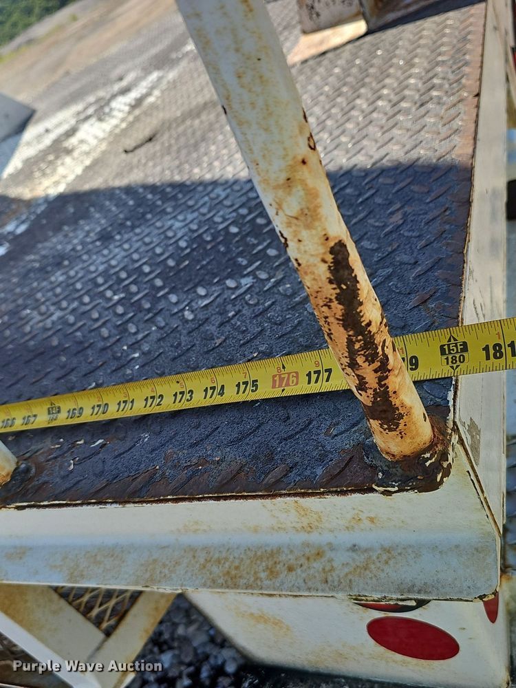 image for item EJ5665 2004 International  4300 bucket truck