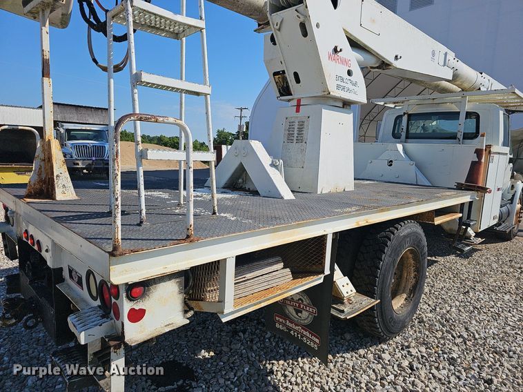 image for item EJ5665 2004 International  4300 bucket truck