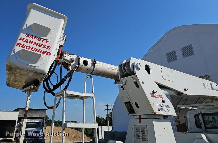 image for item EJ5665 2004 International  4300 bucket truck