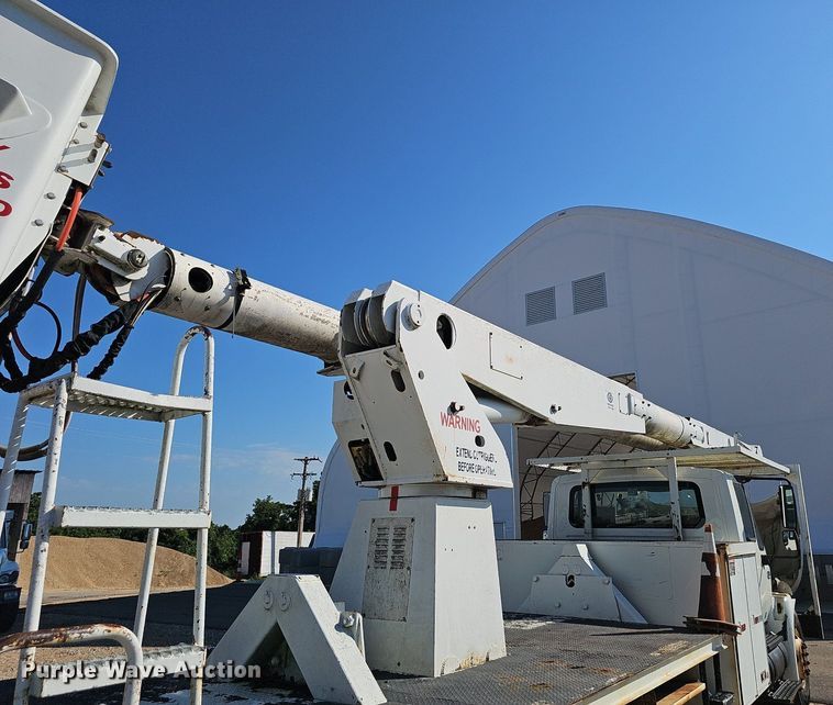 image for item EJ5665 2004 International  4300 bucket truck