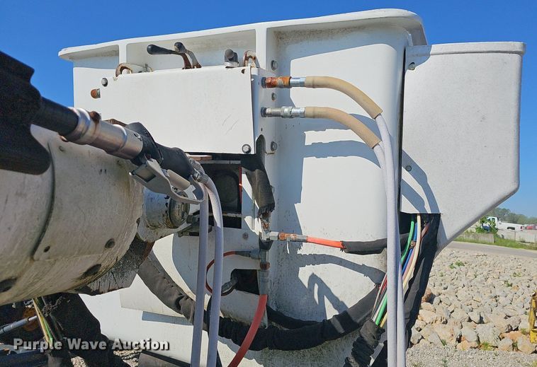 image for item EJ5665 2004 International  4300 bucket truck