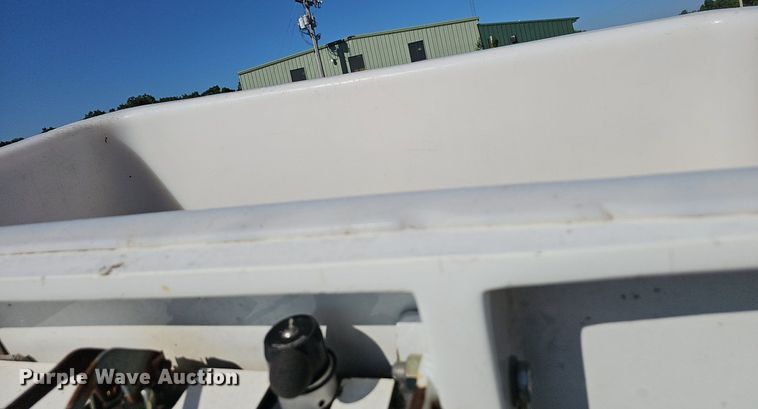 image for item EJ5665 2004 International  4300 bucket truck