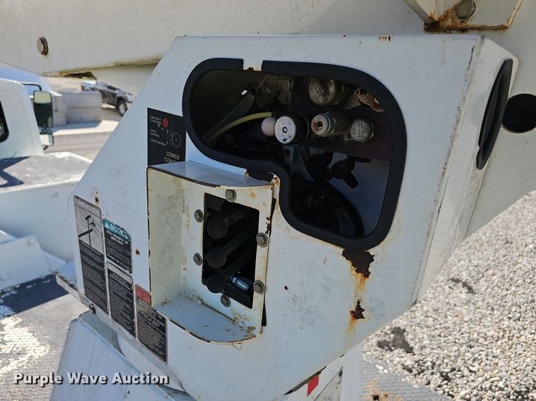 image for item EJ5665 2004 International  4300 bucket truck