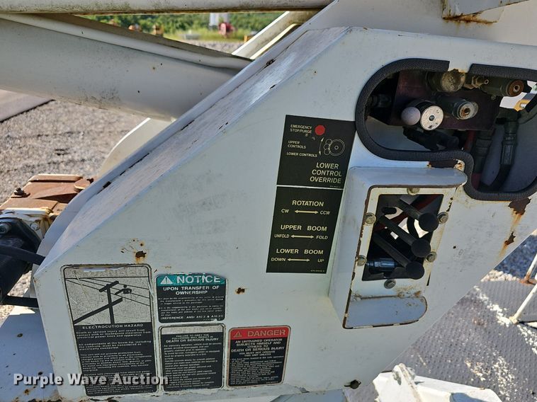 image for item EJ5665 2004 International  4300 bucket truck