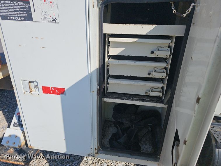 image for item EJ5665 2004 International  4300 bucket truck