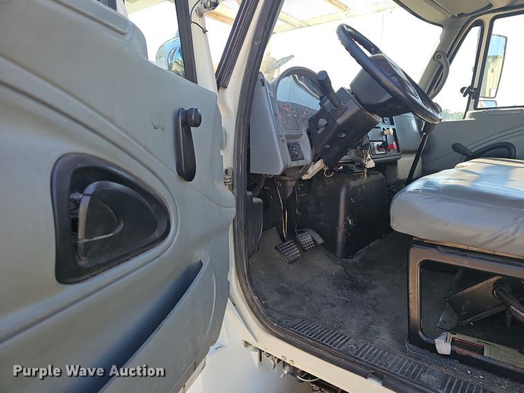 image for item EJ5665 2004 International  4300 bucket truck