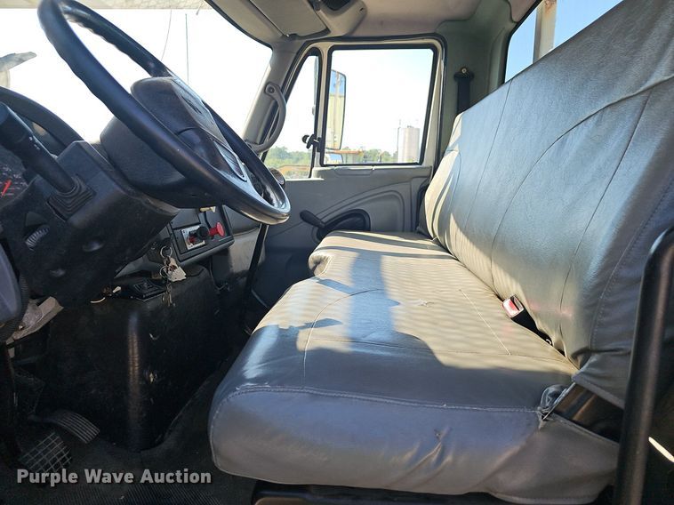 image for item EJ5665 2004 International  4300 bucket truck