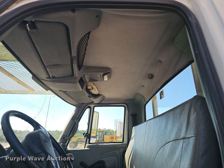 image for item EJ5665 2004 International  4300 bucket truck