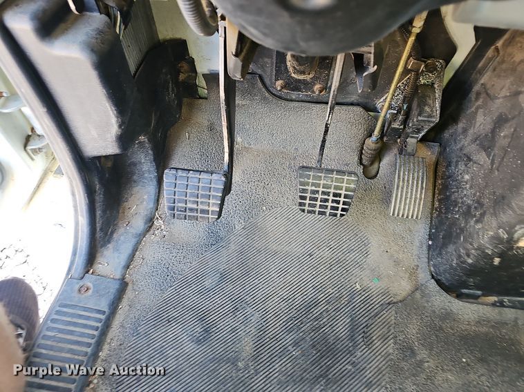 image for item EJ5665 2004 International  4300 bucket truck