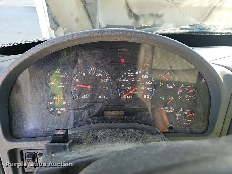 image for item EJ5665 2004 International  4300 bucket truck