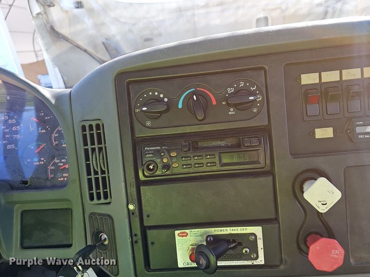 image for item EJ5665 2004 International  4300 bucket truck