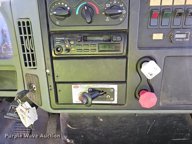 image for item EJ5665 2004 International  4300 bucket truck