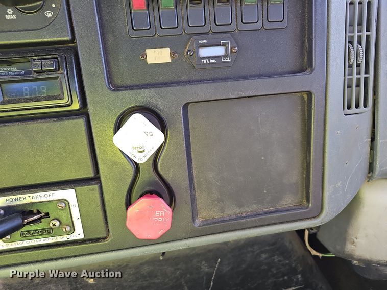 image for item EJ5665 2004 International  4300 bucket truck