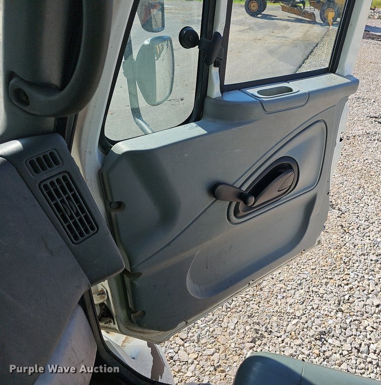 image for item EJ5665 2004 International  4300 bucket truck