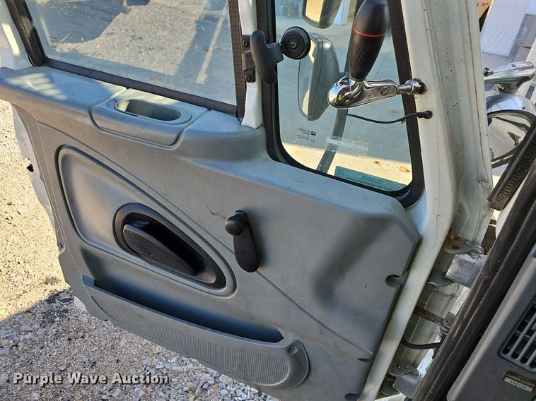 image for item EJ5665 2004 International  4300 bucket truck