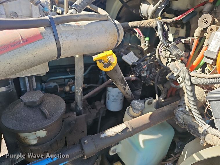 image for item EJ5665 2004 International  4300 bucket truck